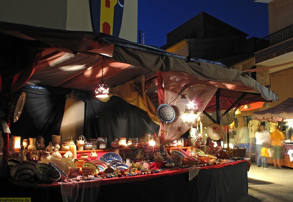 Mallorca Capdepera Mittelaltermarkt Mercat Medieval Marktstand mit Töpferwaren