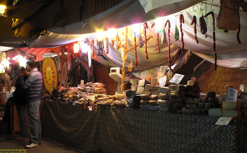 Mallorca Capdepera Mittelaltermarkt Mercat Medieval Marktstand mit Schinken- Wurst und Käseprodukten