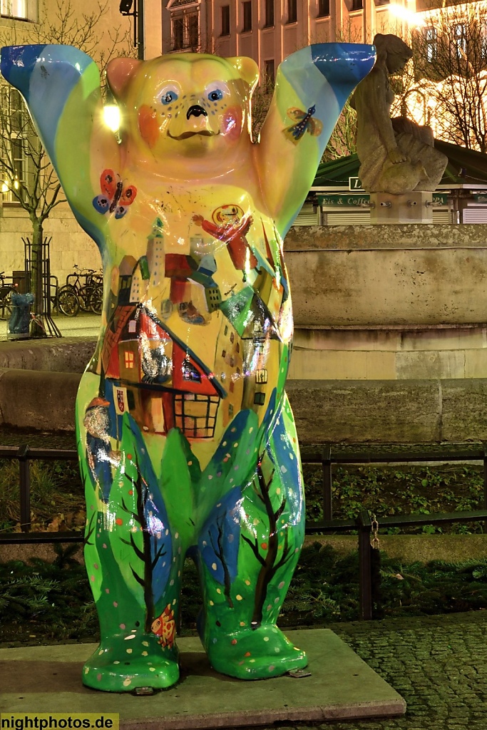 Berlin Neukölln Buddy Bearvor dem Brunnendenkmal mit Steinmetzarbeiten der Partnerstadt Usti nad Orlici