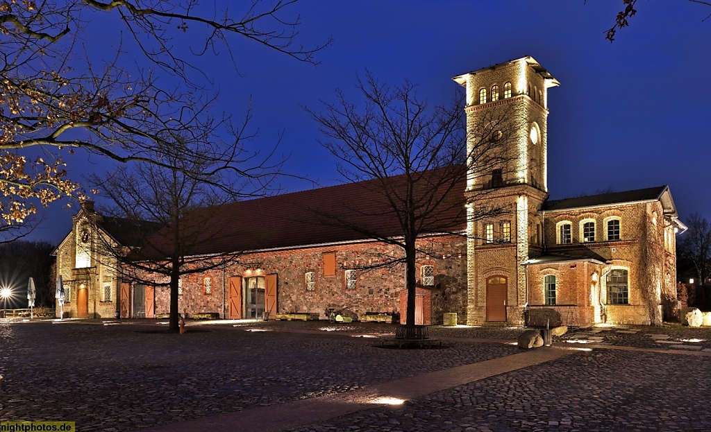 Berlin Neukölln Gutshof Britz Wirtschaftsgebäude des ehemaligen Ritterguts Waschhaus mit Turm links daneben Ochsenstall, heute Museum Neukölln