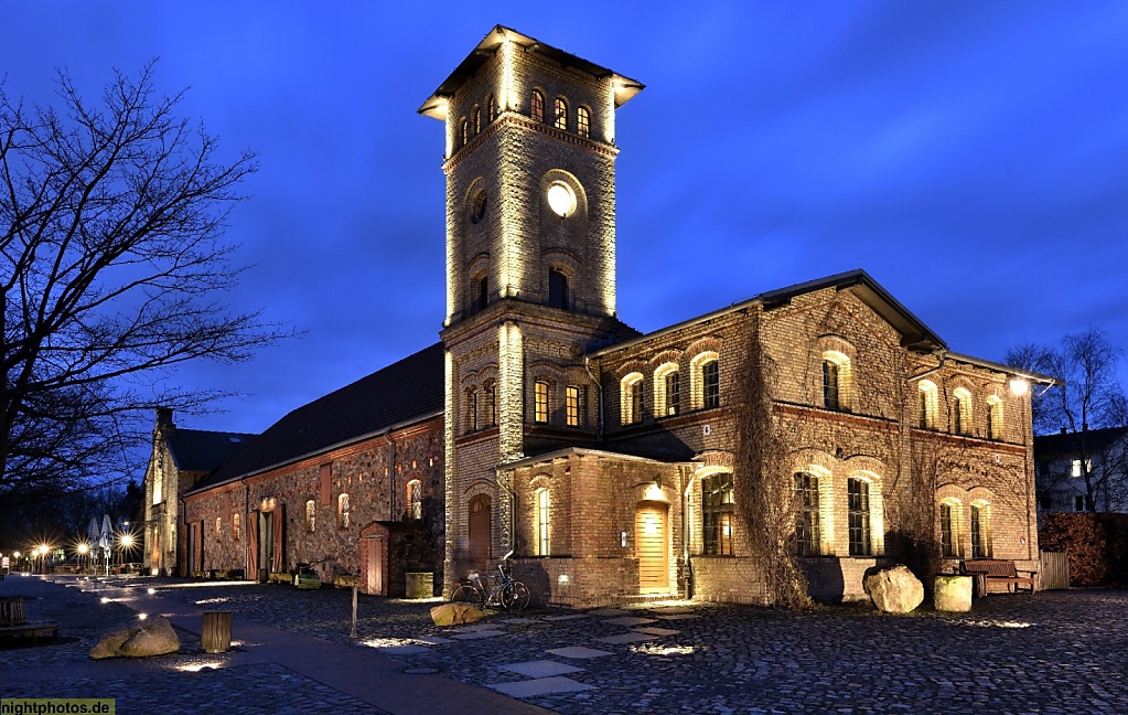 Berlin Neukölln Gutshof Britz Wirtschaftsgebäude des ehemaligen Ritterguts Waschhaus mit Turm links daneben Ochsenstall, heute Museum Neukölln