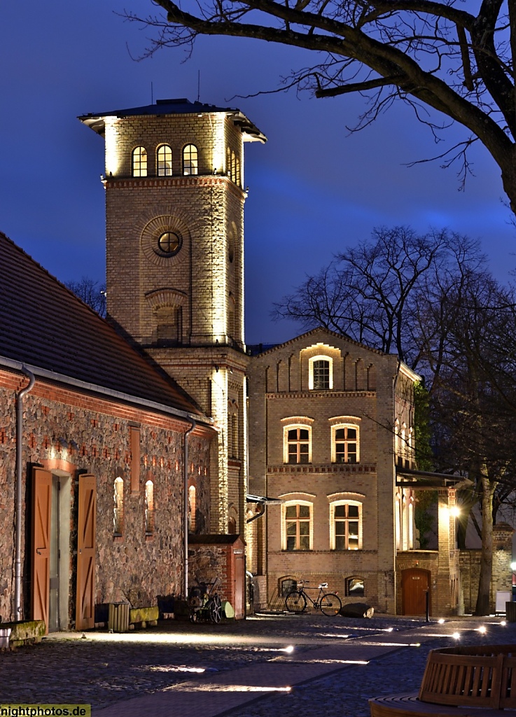 Berlin Neukölln Gutshof Britz Wirtschaftsgebäude des ehemaligen Ritterguts Waschhaus mit Turm heute Museum, dahinter heute Musikschule Paul Hindemith