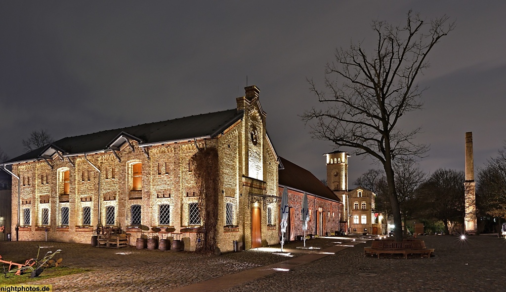 Berlin Neukölln Gutshof Britz Wirtschaftsgebäude des ehemaligen Ritterguts ehemaliger Ochsenstall rechts dahinter Waschhaus mit Turm, heute Museum Neukölln