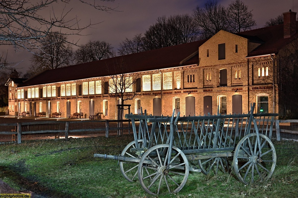 Berlin Neukölln Gutshof Britz Wirtschaftsgebäude des ehemaligen Ritterguts ehemaliger Pferdestall, heute Veranstaltungsort Kulturstall