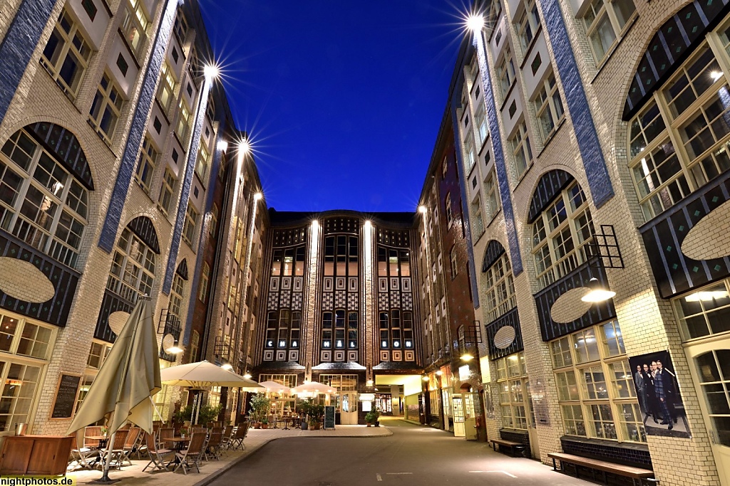 Berlin Mitte Hackesche Höfe erbaut 1906 von Kurt Berndt mit Fassadengestaltung von August Endell. Auf einem 1750 vom Stadtkommandanten Hans Christoph Graf von Hacke erschlossenen Areal. Rosenthaler Strasse 36. Hof 1