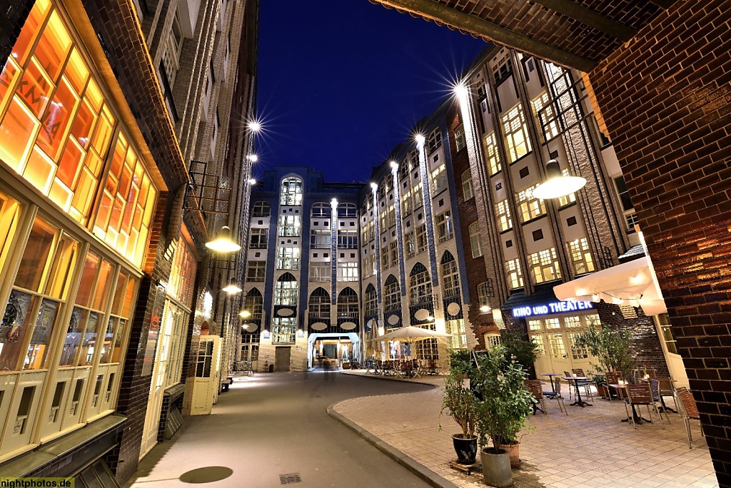 Berlin Mitte Hackesche Höfe erbaut 1906 von Kurt Berndt mit Fassadengestaltung von August Endell. Auf einem 1750 vom Stadtkommandanten Hans Christoph Graf von Hacke erschlossenen Areal. Rosenthaler Strasse 36. Hof 1