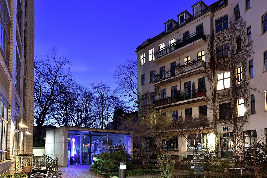 Berlin Mitte Hackesche Höfe erbaut 1906 von Kurt Berndt mit Fassadengestaltung von August Endell. Auf einem 1750 vom Stadtkommandanten Hans Christoph Graf von Hacke erschlossenen Areal. Rosenthaler Strasse 36. Hof 3