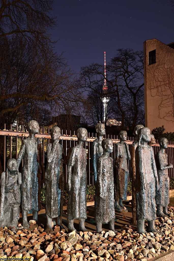 Berlin Mitte Skulpturengruppe von Will und Mark Lammert erschaffen 2011 aus Bronze. Mahnmal für Ermordung von 5000 Berliner Juden. Grosse Hamburger Strasse 25-26