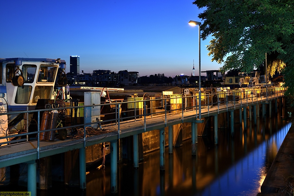 Berlin Rummelsburg Liegeplatz für Lastkähne auf der Spree