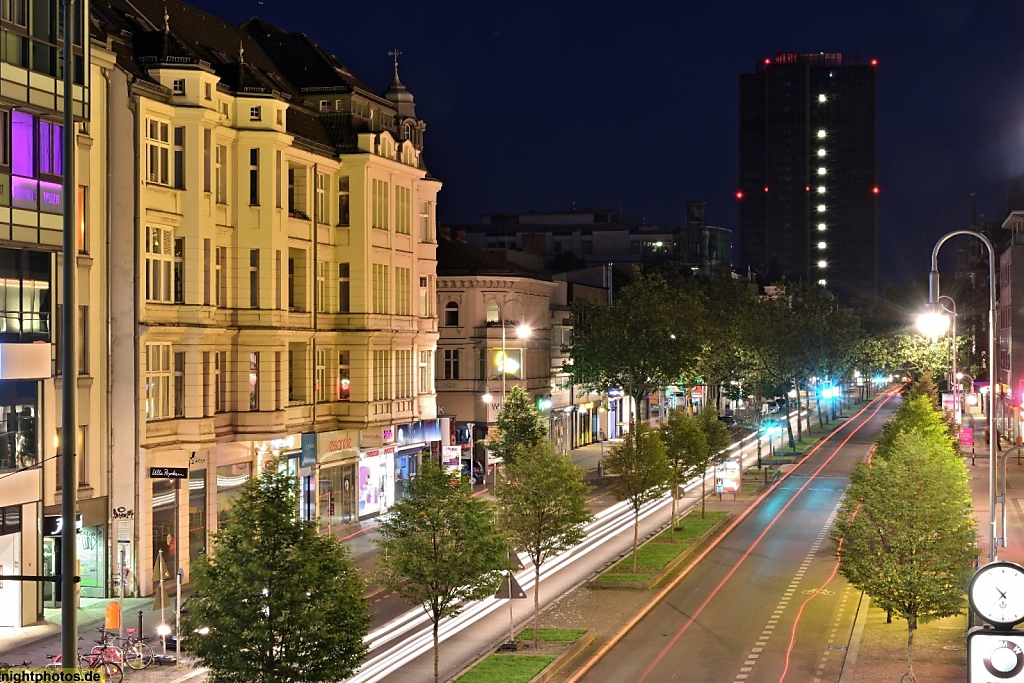 Berlin Steglitz Schloßstrasse Einkaufsstrasse mit Blick auf Steglitzer Kreisel erbaut 1968-1980 als Büro- und Geschäftshaus von Sigrid Kressmann-Zschach. Sanierung seit 2015