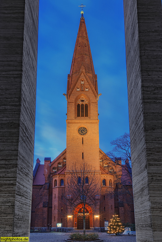 Berlin Steglitz Evangelische Matthäuskirche erbaut 1876-1880 von Bauinspektor Emil Gette als neugotische dreischiffige Hallenkirche. Umbau 1957-1958 mit Orgel von E.F. Walcker. Schlossstrasse 44