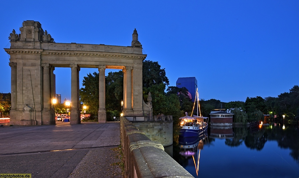 Berlin Charlottenburg Charlottenburger Tor Südflügel erbaut 1907-1908 von Bernhard Schaede in Neobarock am Landwehrkanal