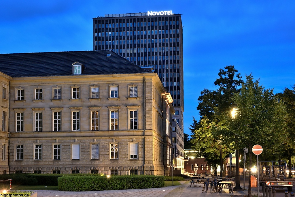 Berlin Charlottenburg Ernst-Reuter-Haus erbaut 1938-1942 von Walter Schlempp. Umgebaut 1952. Modernisiert ab 2008 von nps tchoban voss. Vor Hotel Novotel erbaut von Ortner und Ortner