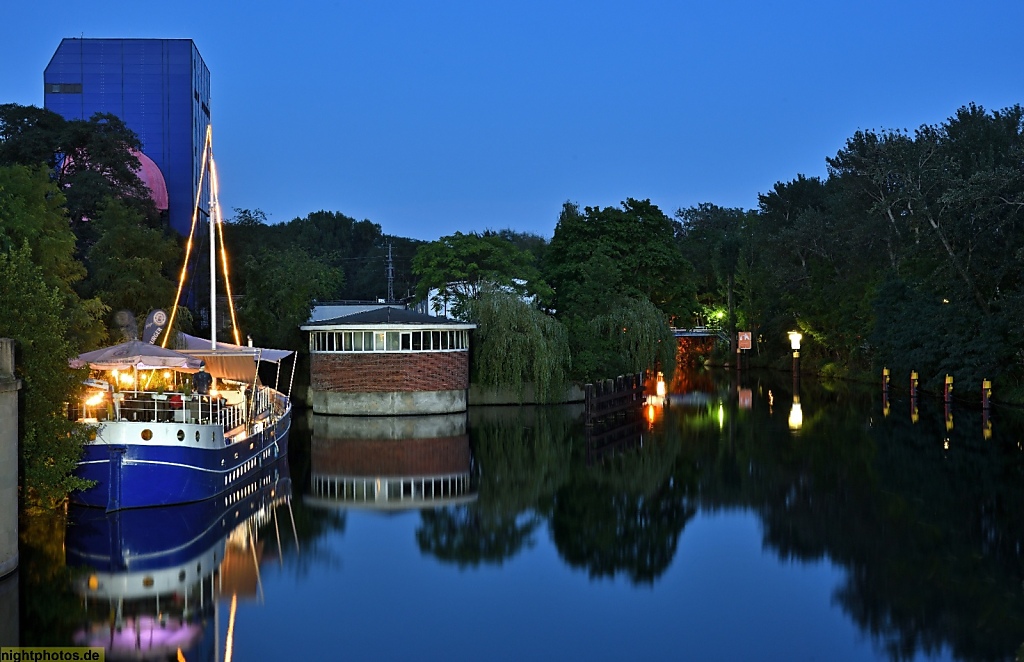 Berlin Tiergarten Schiffsrestaurant Capt'n Schillow im Landwehrkanal vor der Versuchsanstalt für Wasserbau und Schiffbau