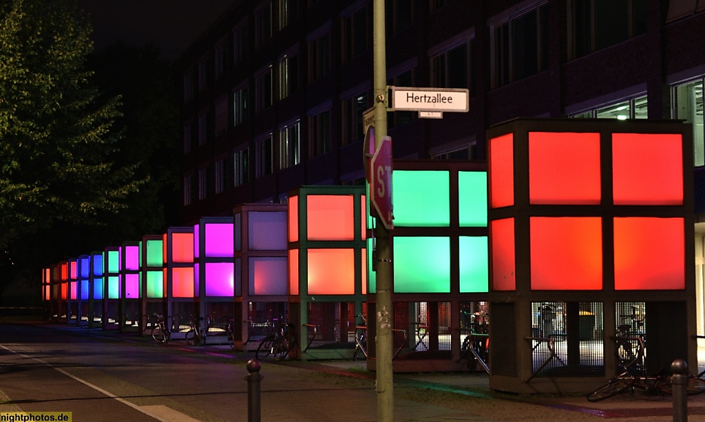 Berlin Charlottenburg Leuchtfel vor der Universitätsbibliothek Fasanenestrasse