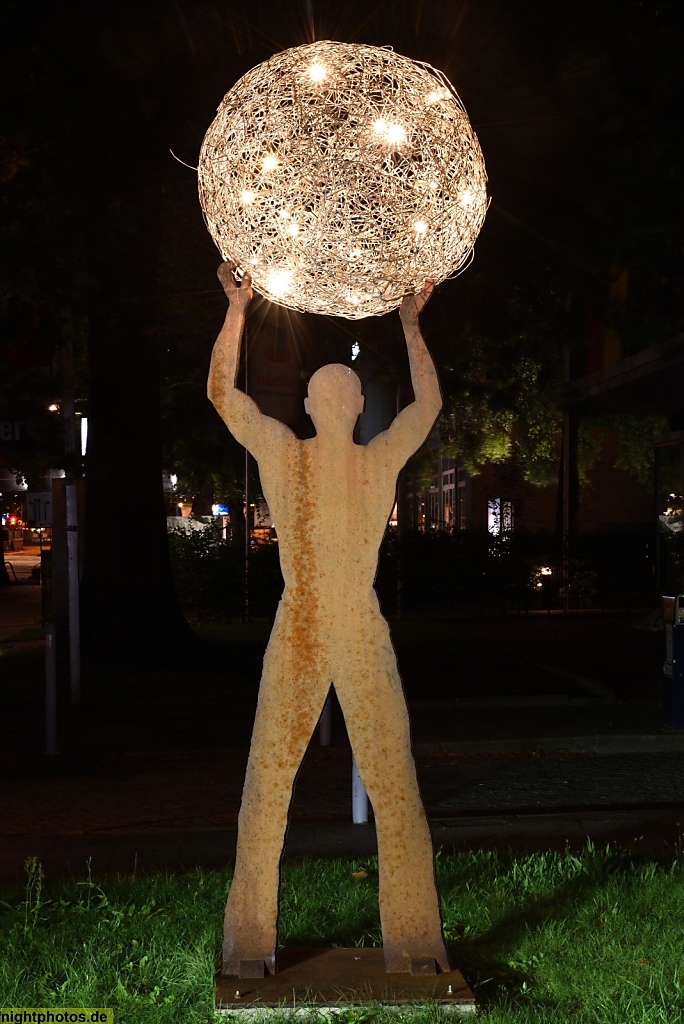 Berlin Charlottenburg Lichtobjekt vor Leuchtengeschäft