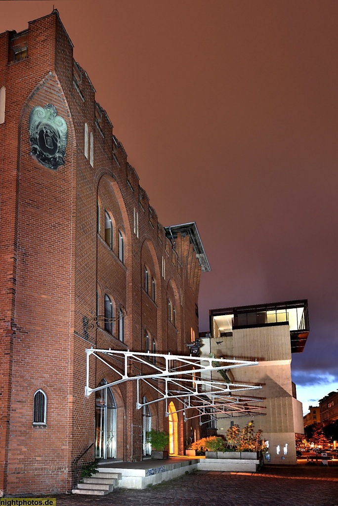 Berlin Prenzlauer Berg. Gewerbebau. Erbaut 1841 als Brauerei untergäriger Biere für Joseph Pfeffer. Hinten Museum für Architekturzeichnung. Christinenstrasse 18-19