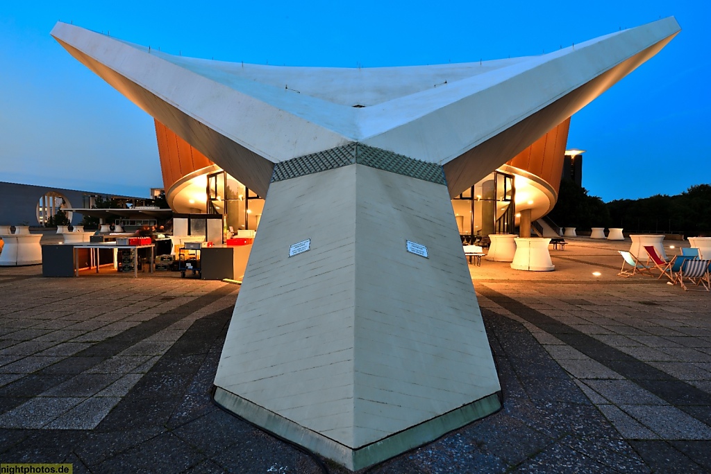 Berlin Tiergarten Haus der Kulturen der Welt erbaut 1956-1957 als Kongresshalle von Hugh Stubbins mit Werner Düttmann und Franz Mocken. Dacheinsturz 1980. Wiederaufbau 1984-1987 von Hans-Peter Störl und Wolf-Rüdiger Borchardt
