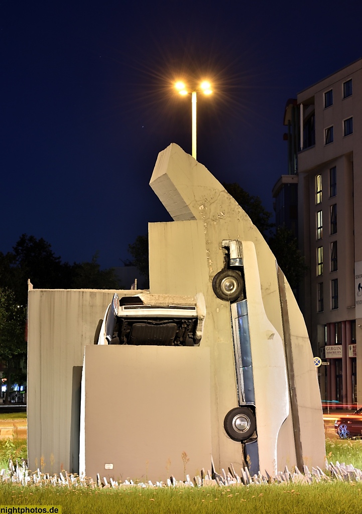 Berlin Wilmersdorf Betonskulptur von Wolf Vostell Zwei Beton Cadillacs in Form der nackten Maja