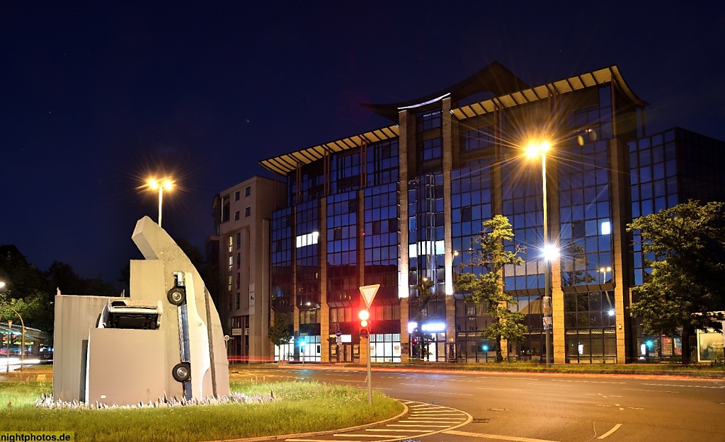 Berlin Wilmersdorf Betonskulptur von Wolf Vostell Zwei Beton Cadillacs in Form der nackten Maja