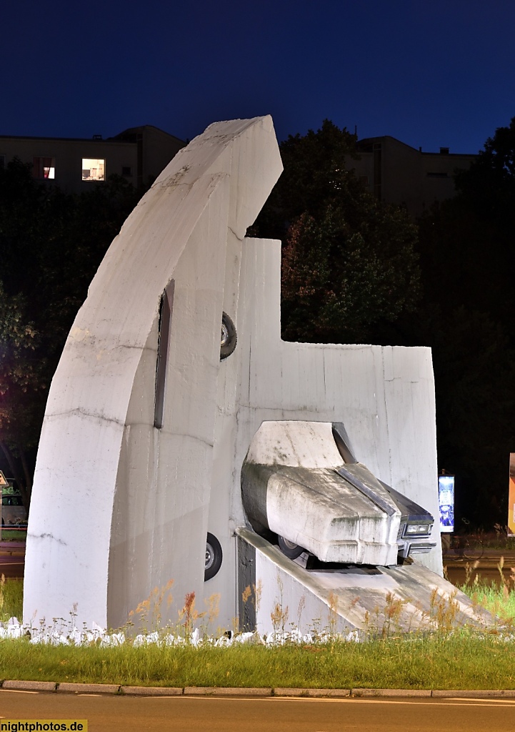 Berlin Wilmersdorf Betonskulptur von Wolf Vostell Zwei Beton Cadillacs in Form der nackten Maja