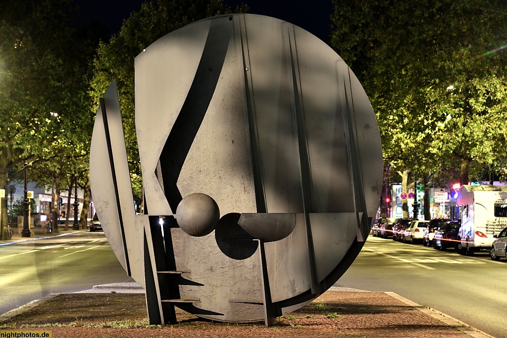 Berlin Charlottenburg Skulptur Das Auge der Nemesis von Bernhard Heiliger 1980