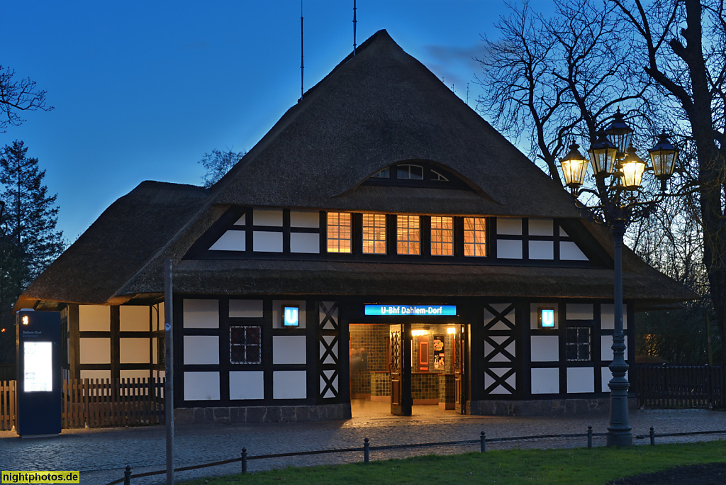Berlin Dahlem U-Bahnhof Dahlem-Dorf erbaut 1912-1913 von Friedrich Hennings und Wilhelm Hennings als Fachwerkbau mit Reetdach