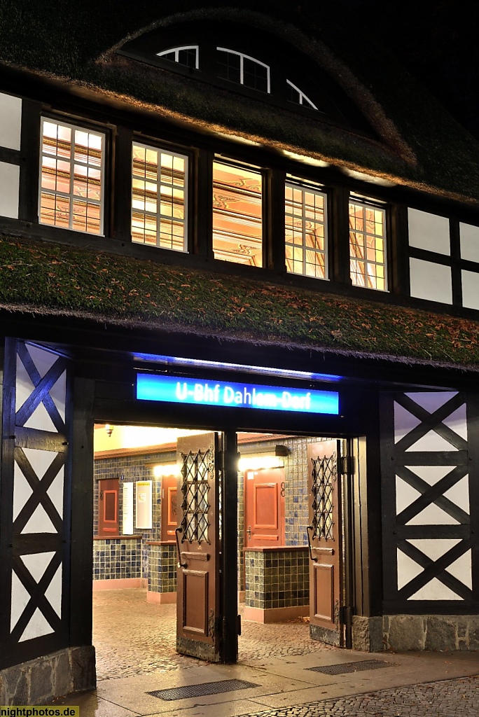 Berlin Dahlem U-Bahnhof Dahlem-Dorf erbaut 1912-1913 von Friedrich Hennings und Wilhelm Hennings als Fachwerkbau