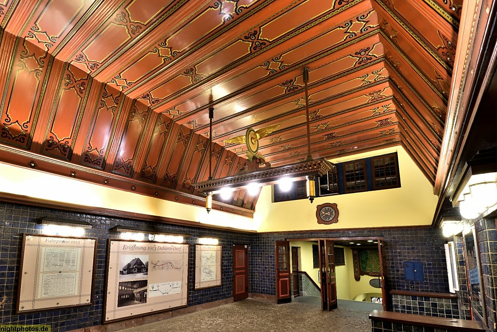 Berlin Dahlem U-Bahnhof Dahlem-Dorf erbaut 1912-1913 von Friedrich Hennings und Wilhelm Hennings als Fachwerkbau. Empfangshalle mit Kassttendecke und Flügelrad