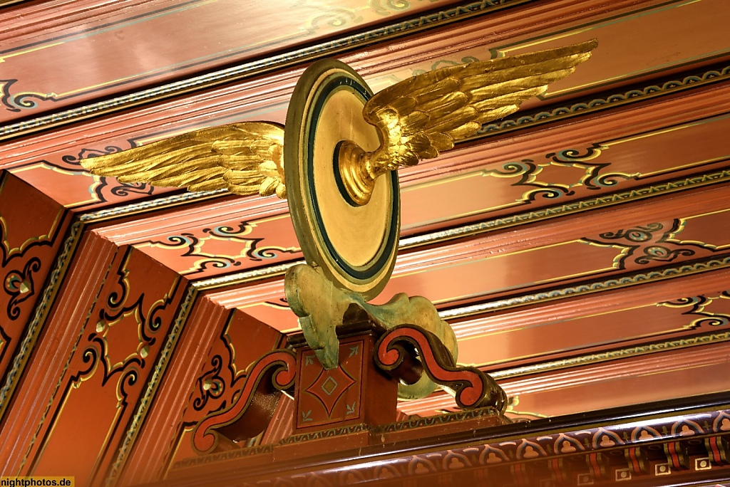 Berlin Dahlem U-Bahnhof Dahlem-Dorf erbaut 1912-1913 von Friedrich Hennings und Wilhelm Hennings als Fachwerkbau. Empfangshalle mit Kassttendecke und Flügelrad