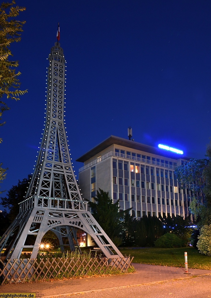 Berlin Wedding Modell des Eiffelturms am Centre Francais