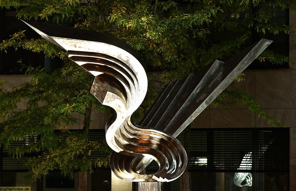 Berlin Charlottenburg Skulptur 'Woge mit gegenläufigen Flügeln' von Volkmar Haase 1996
