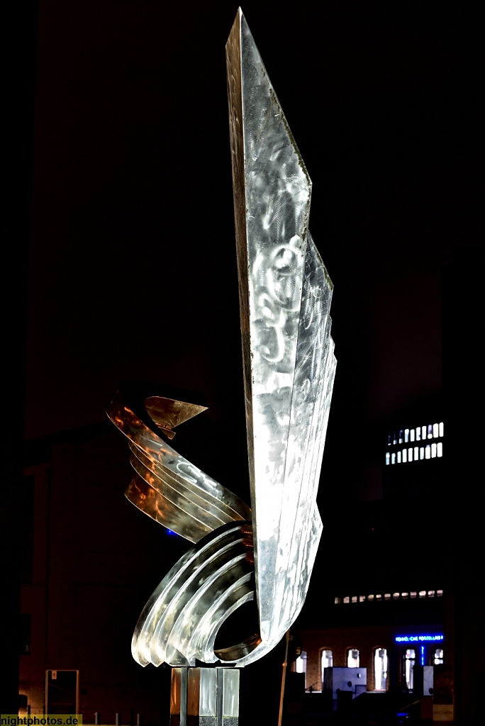 Berlin Charlottenburg Skulptur 'Woge mit gegenläufigen Flügeln' von Volkmar Haase 1996