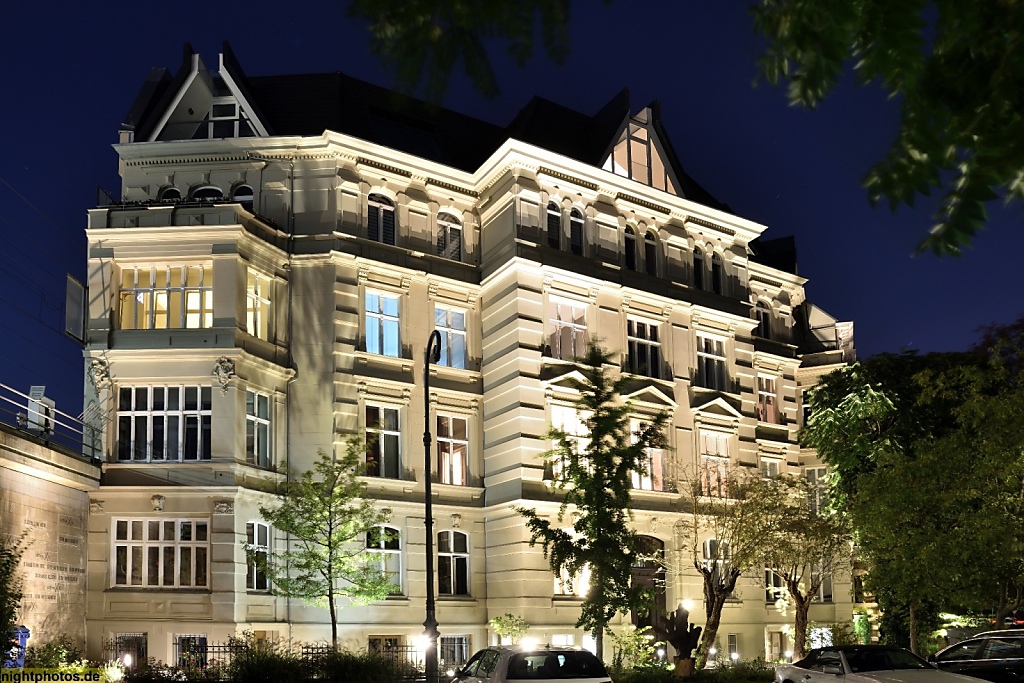 Berlin Hansaviertel Spätklassizistischer Stuckaltbau in der Joseph-Haydn-Strasse 1