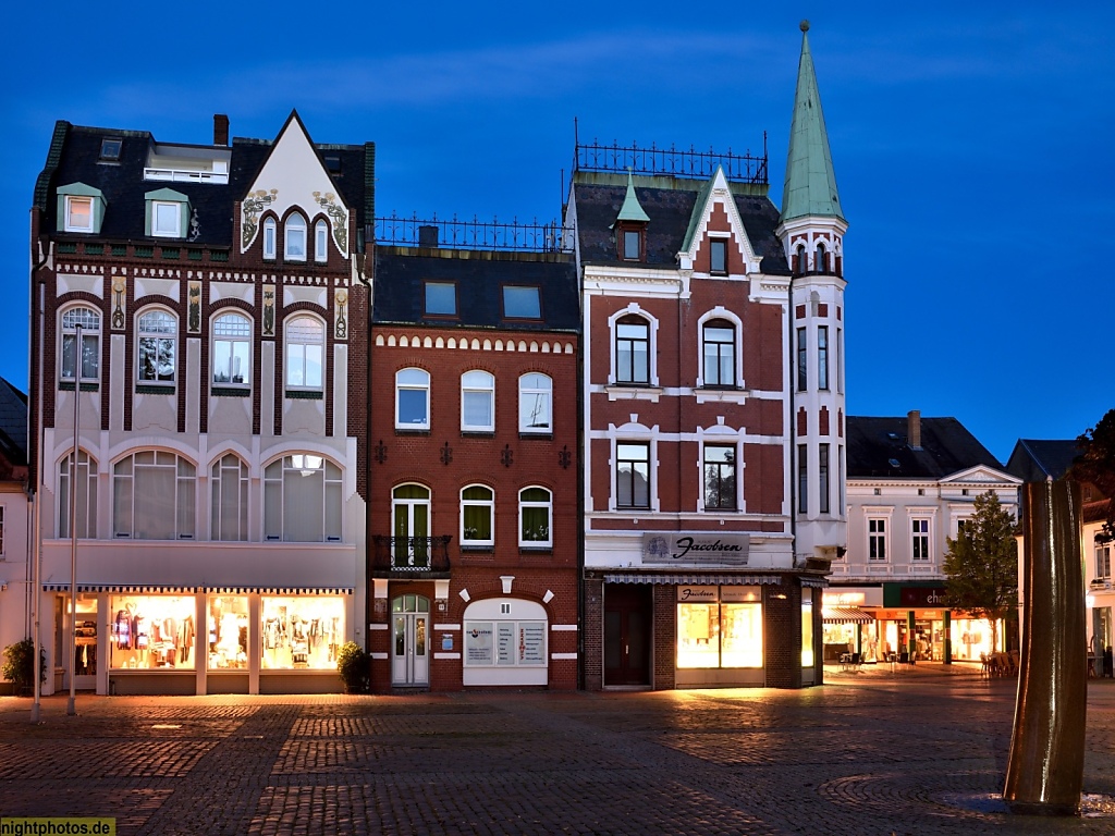 Eckernförde Rathausmarkt mit Kaufhaus Witt (links) erbaut 1901 mit Jugendstilelementen und Juwelier Jacobsen (rechts) erbaut 1896-1897 und Juwelier Jacobsen erbaut 1896-1897