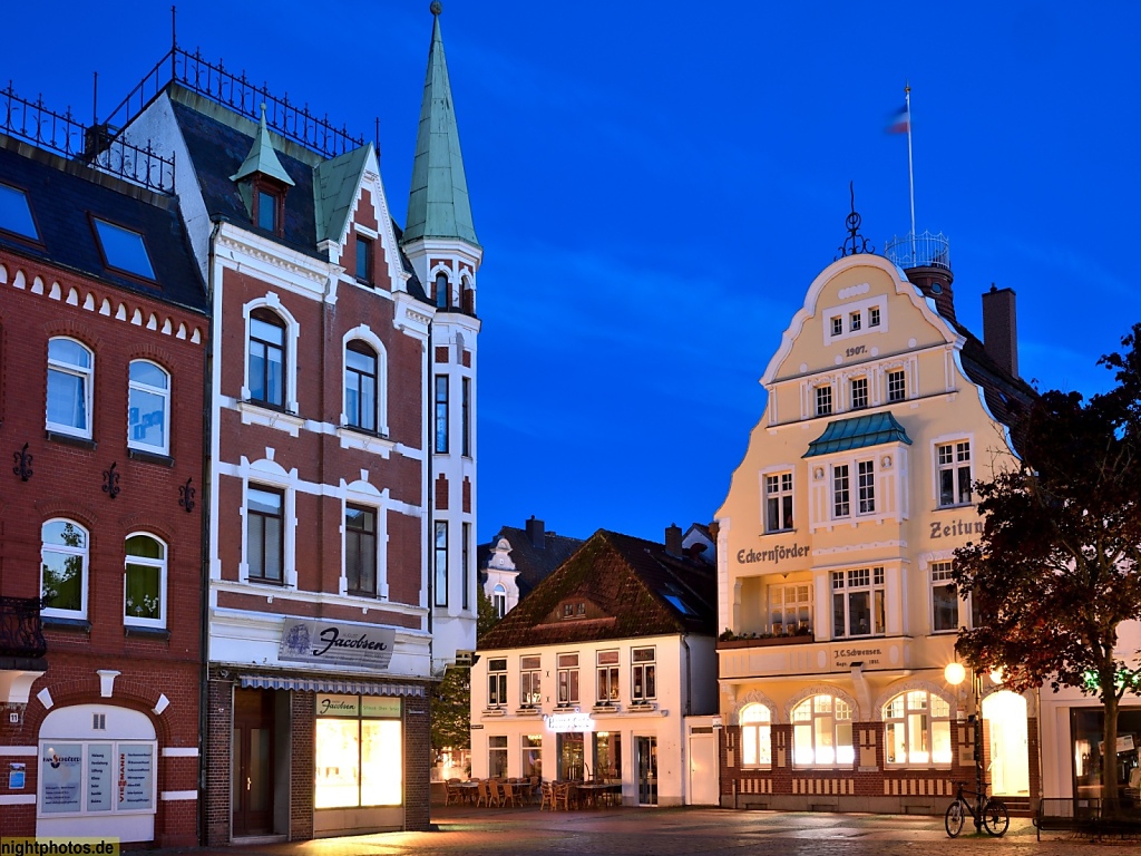 Eckernförde Rathausmarkt mit Juwelier Jacobsen erbaut 1896-1897 und ehemaliges Verlagsgebäude der Eckernförder Zeitung erbaut 1907