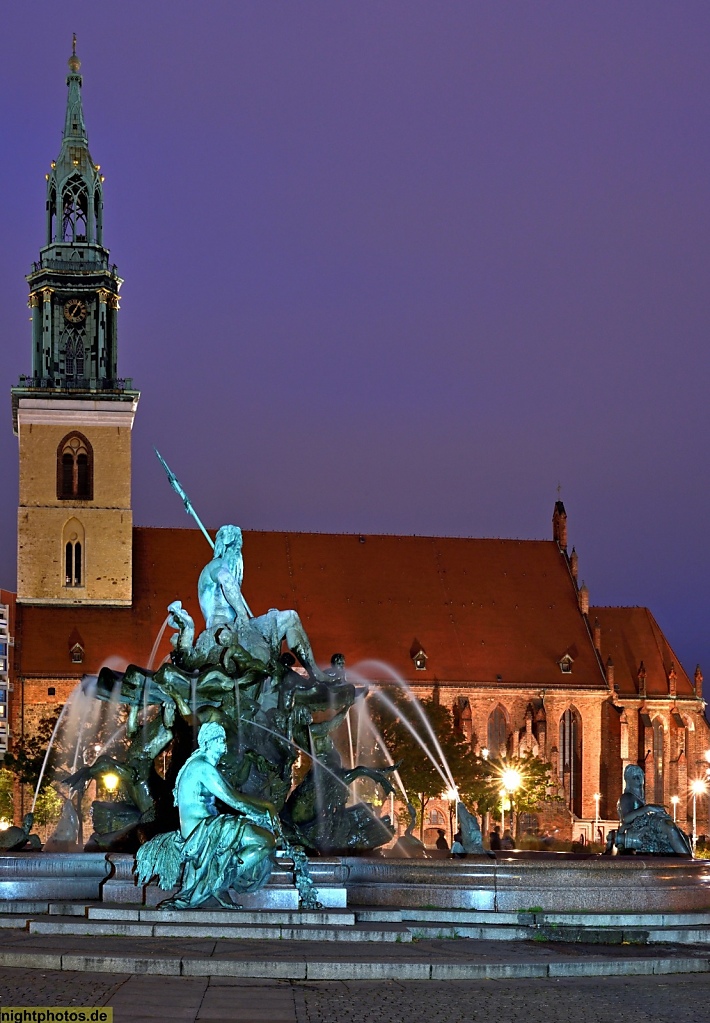 Berlin Mitte St Marienkirche aus 13 Jhdt mit Neptunbrunnen von 1891