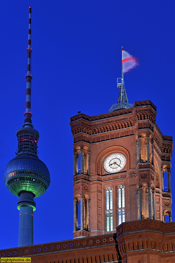 Berlin Mitte Rotes Rathaus erbaut 1861-1869 von Baumeister Hermann Friedrich Waesemann. Sitz des Berliner Senats und des Regierenden Bürgermeisters. Turmuhr von Johann Mannhardt