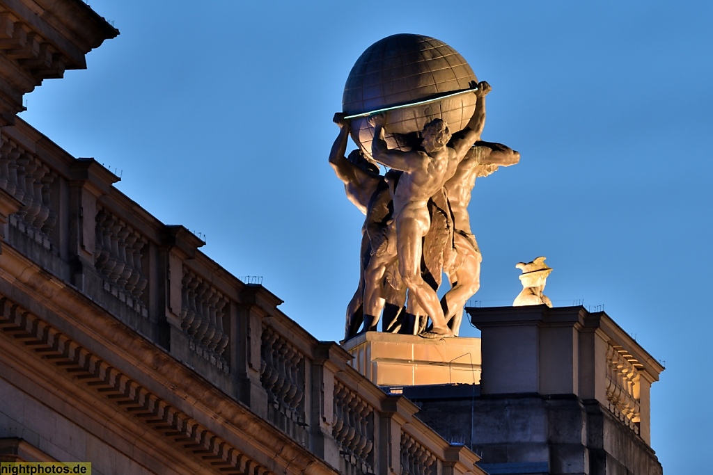 Berlin Mitte Dachfiguren auf dem Museum für Kommunuikation in der Leipziger Strasse