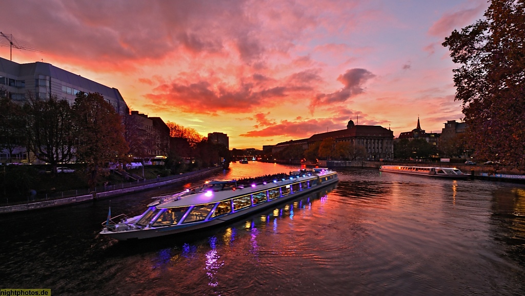 Berlin Mitte Sightseeing Schiff auf der Spree bei Festuval of Lights