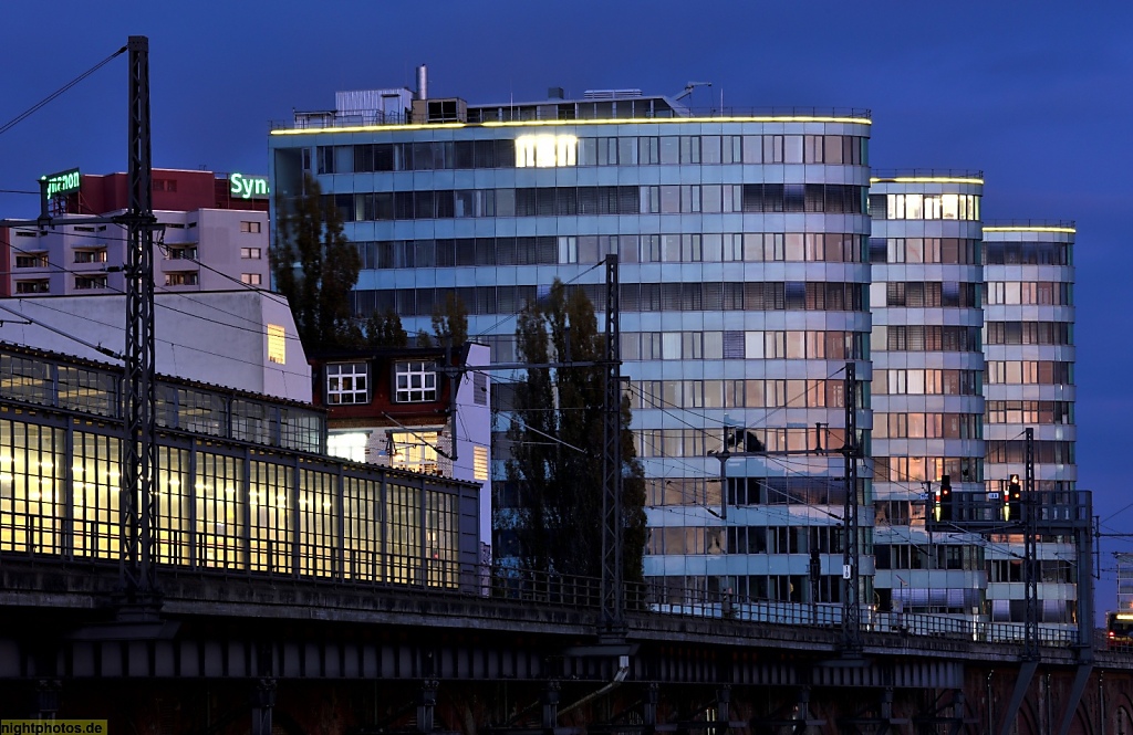 Berlin Mitte Triasgebäude an der Stadtbahn neben der Spree