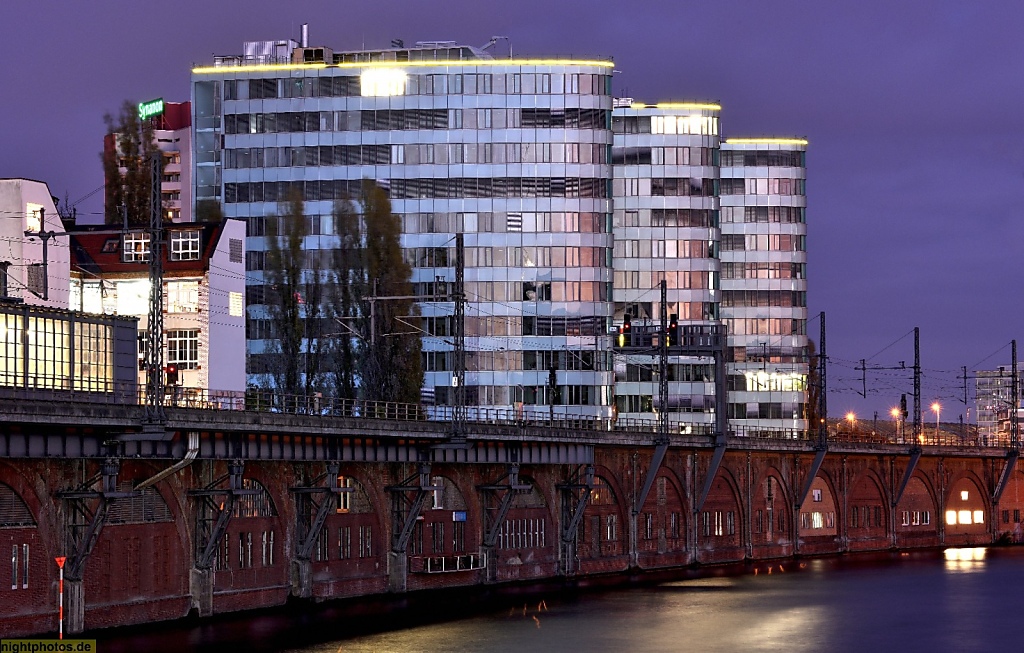 Berlin Mitte Triasgebäude an der Stadtbahn neben der Spree