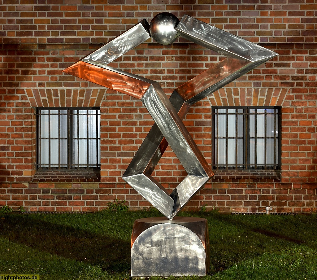 Berlin Mitte Skulptur 'Differenzierte Berührung' von Volkmar Haase 1990 vor dem Märkischen Museum