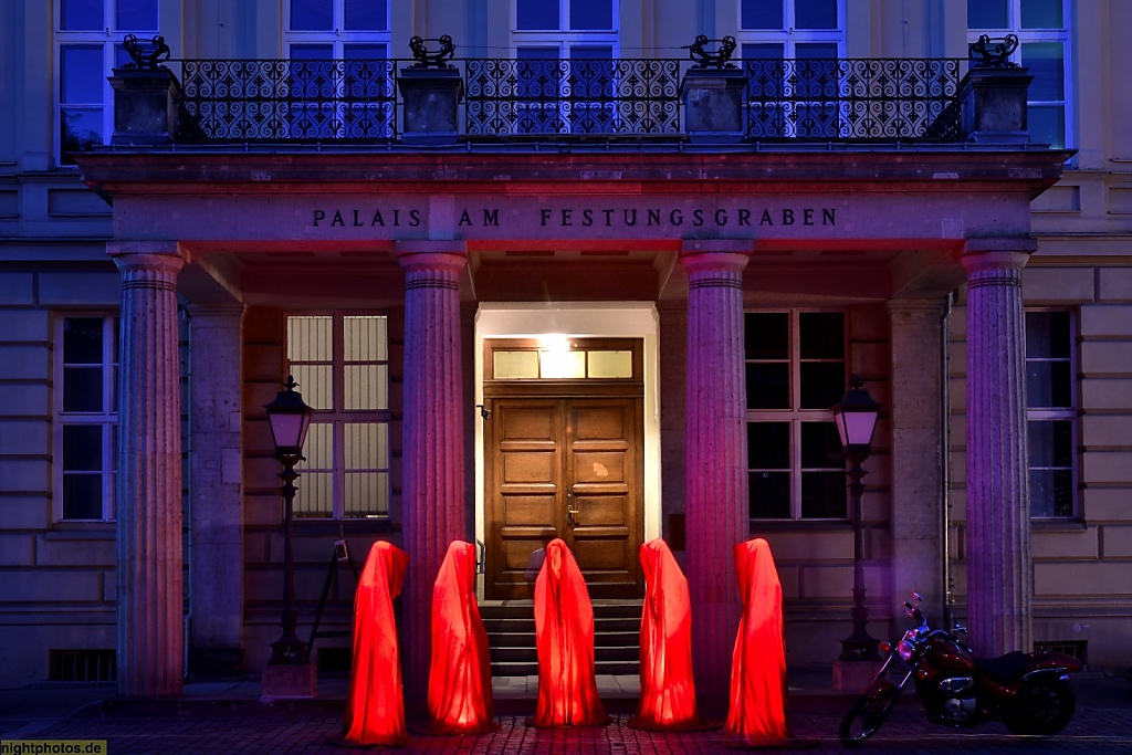 Berlin Mitte Palais am Festungsgraben erbaut 1751-1753 von Christian Friedrich Feldmanns für Johann Gottfried Donner. Portikus mit Installation 'Wächter der Zeit" von Manfred Kielnhofer. Theater im Palais