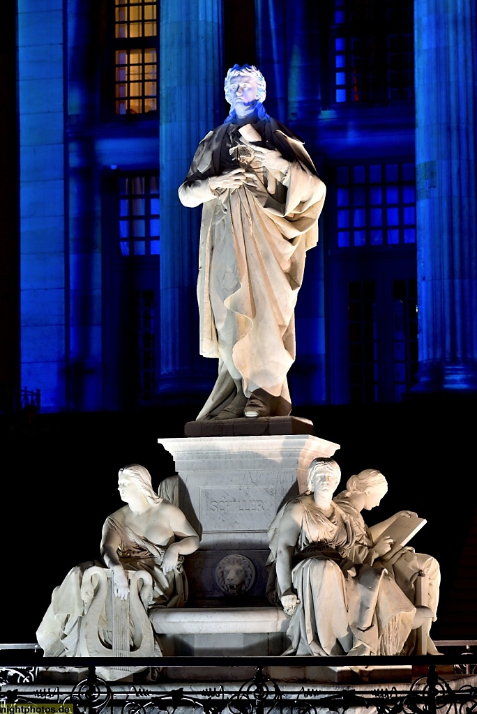 Berlin Mitte Schiller Denkmal von Reinhold Begas errichtet 1871 auf dem Gendarmenmarkt