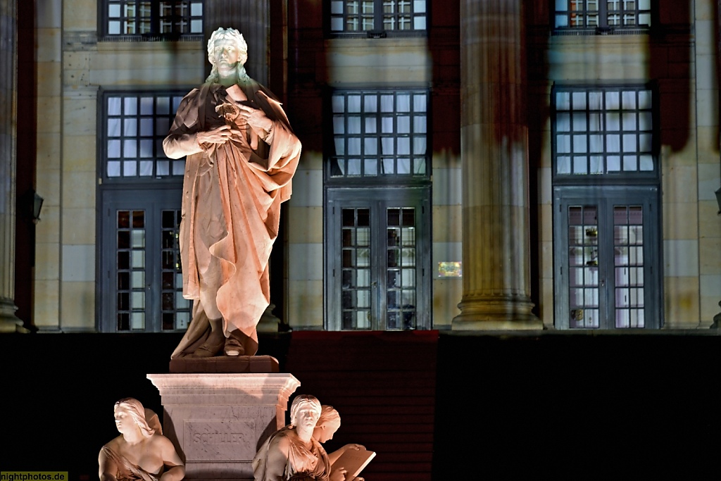 Berlin Mitte Schiller Denkmal von Reinhold Begas errichtet 1871 auf dem Gendarmenmarkt