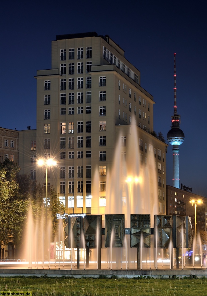 Berlin Friedrichshain Strausberger Platz mit Brunnen 'Schwebender Ring'