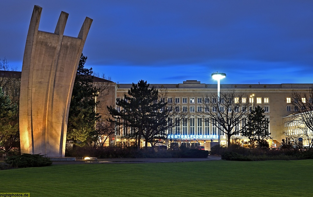 Berlin Tempelhof Luftbrückendenkmal von Eduard Ludwig errichtet 1951 auf dem Platz der Luftbrücke vor dem Flughafen Hauptgebäude