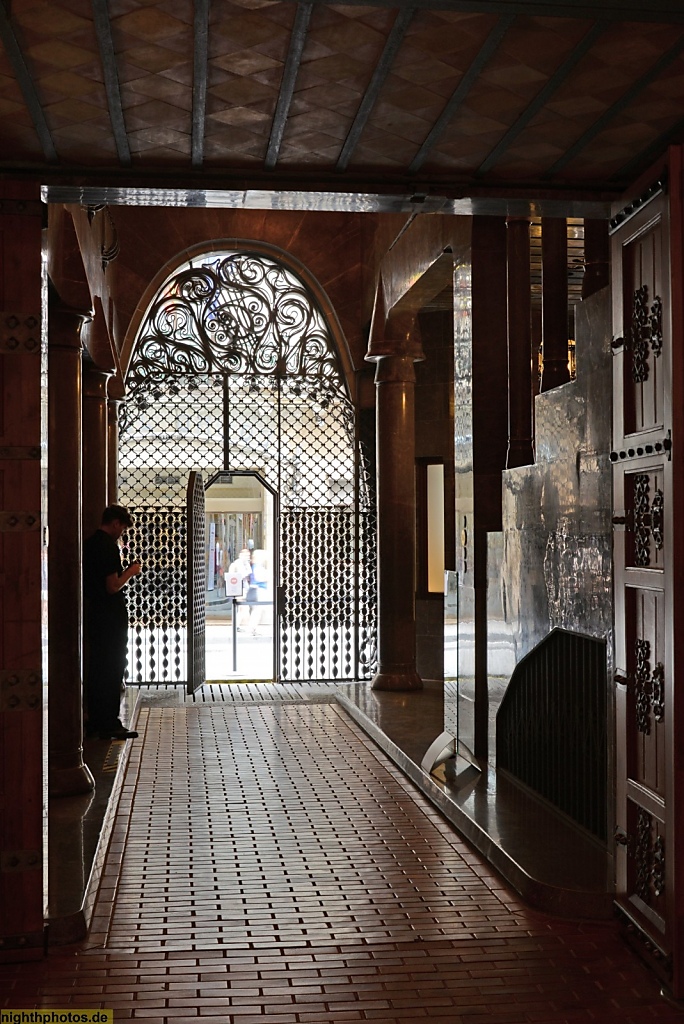 Barcelona Palau Güell erbaut 1886-1890 von Antoni Gaudí Portal zur Strasse