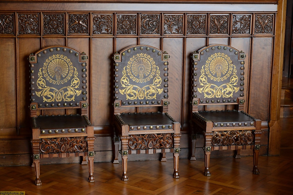 Barcelona Palau Güell erbaut 1886-1890 von Antoni Gaudí Wohnbereich Stühle